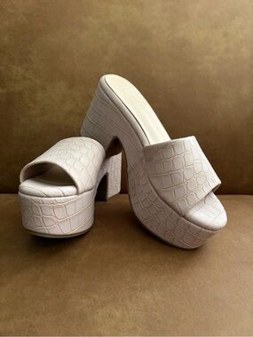 Shu Shop Giza platform sandals in Mauve faux crocodile. Size 8. NIB